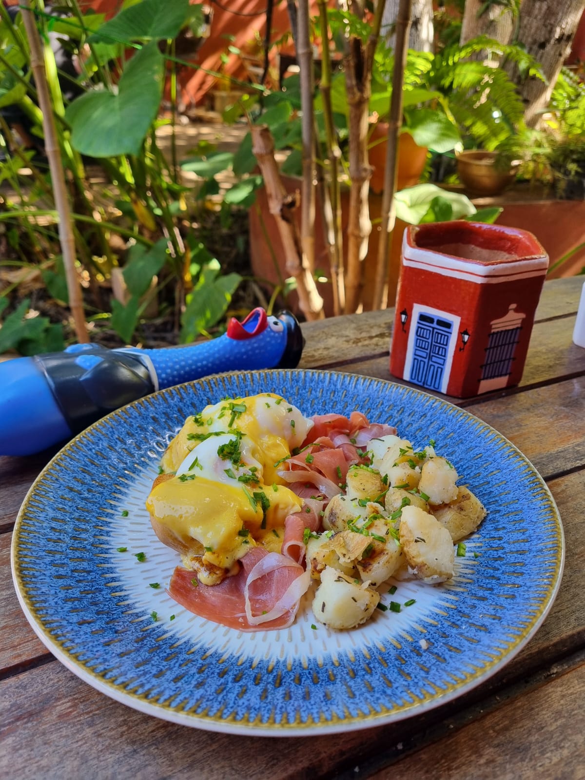 Huevos benedictinos con jamón serrano y papas al romero en la terraza